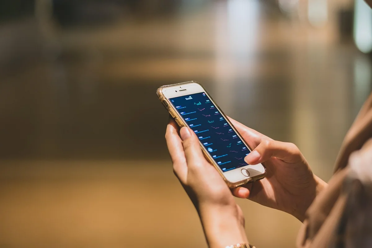 Paiement en ligne vs en magasin : les différences