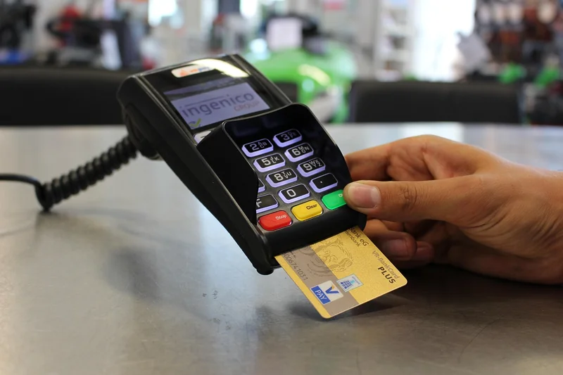Pourquoi les banques la facturent-elles ?